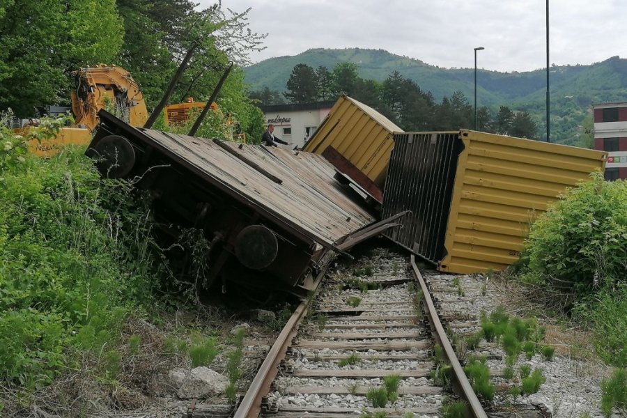 fna-teretni-voz-prevrnut