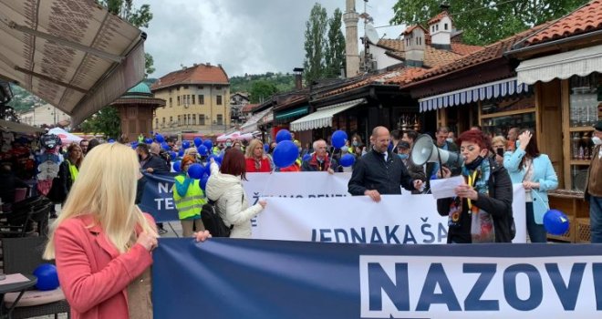 Protestna šetnja u Sarajevu, građani poručili: 'Mi nismo plemena', 'Našim venama teku donacije'...