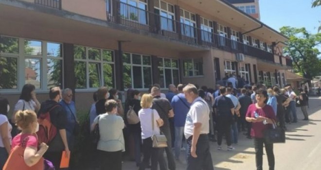Rijeka Bosanaca u Loznici, svi pohrlili na vakcinaciju: Ispred bolnice je kao u košnici, u redu po 2000 osoba...