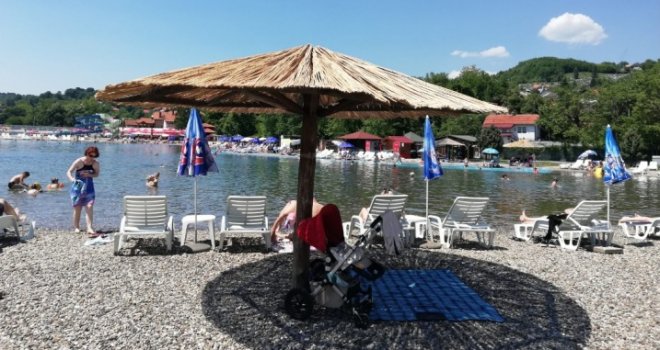 Voda kristalno čista, toplija od mora: Panonska jezera puna ljudi, na +27 idealan dan za opuštanje na plaži