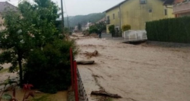 Stiže li strašno nevrijeme iz Hrvatske i u BiH: Bujice se slivaju s brda, blato sve zatrpalo...