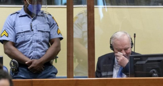 Suze krvnika nakon što je saznao da će umrijeti iza rešetaka: Ratko Mladić zaplakao u sudnici
