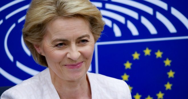 Drama na letu iz Ciriha za Brisel: Putnici trebala pomoć, spasila je Ursula von der Leyen!