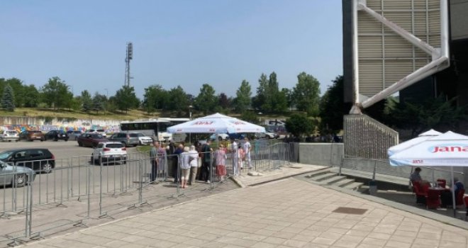 I pored svih silnih donacija, vakcina opet nema! Građani se vratili iz Zetre jer nema doza, a pozvani su na revakcinaciju!