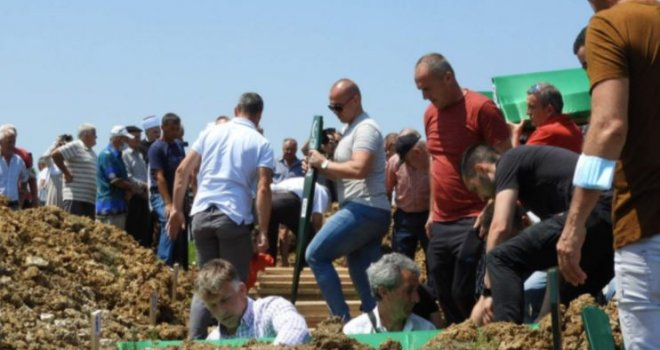 Klanjana kolektivna dženaza u Vlasenici: Dok su spuštali nevine žrtve u kabur, komšije se veselile uz trubače