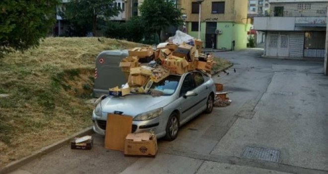 Sarajlije zatrpale smećem automobil koji je parkiran pored kontejnera