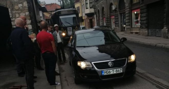 Izazvao saobraćajni kolaps u Sarajevu: Parkirao na šinama, 'skoknuo' da nešto obavi i zaboravio ključeve u vozilu