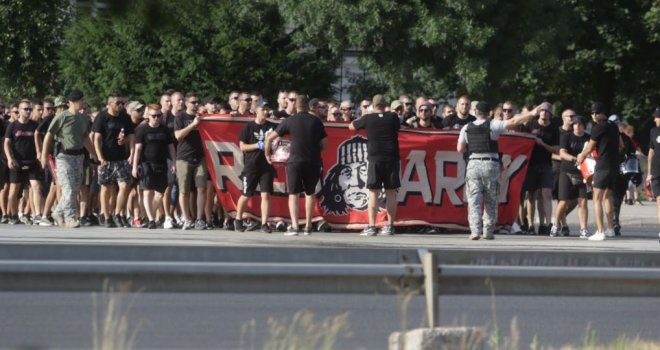 Sedam stotina navijača Veleža vozom stiglo u Sarajevo: Red Army u korteu do Grbavice