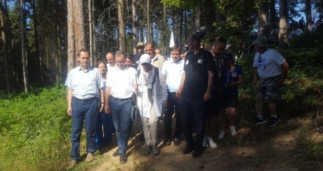 Paklene vrućine, ali niko nije odustao: Svi učesnici 'Marša mira' stigli u Potočare, najmlađi ima samo tri godine