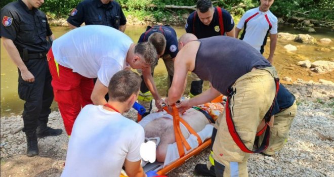 Drama u Sarajevu: Ekipa Hitne pomoći KS spasila mlađeg muškarca koji je skočio s mosta u Miljacku