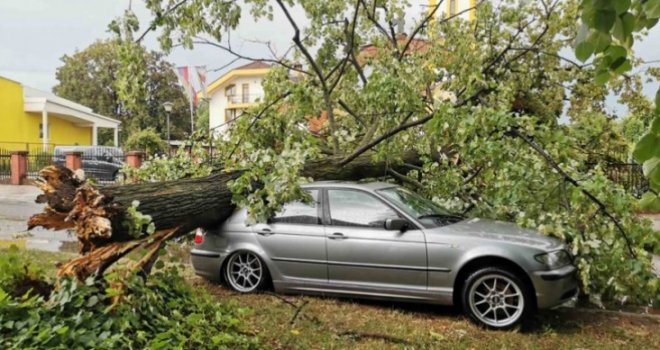 Nevrijeme zahvatilo Banjaluku: Vjetar obarao stabla, pojedina naselja bez struje