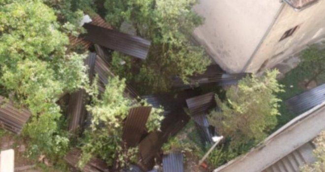 Jak vjetar odnio krov s jedne zgrade u Konjicu, padao i grad