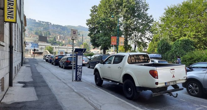 Nesavjesni vozači i dalje parkiraju automobile u traci koja je otvorena za saobraćaj, a policije nigdje