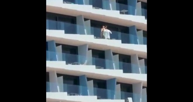 Sirove strasti na Jadranu: Pao seks na balkonu usred bijela dana, kupači sve snimili