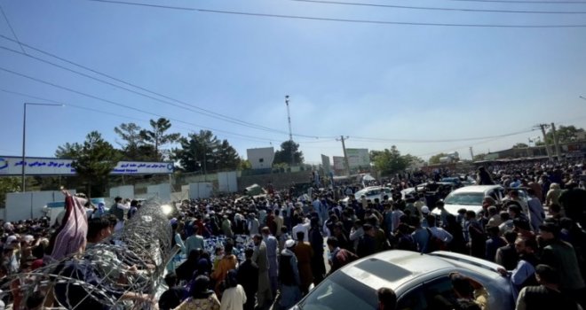 Uprkos prijetnji terorističkim napadom mase ljudi dolaze na aerodrom u Kabulu