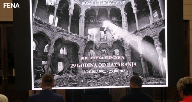 Noć kada je gorio simbol Sarajeva: Prije 29 godina zapaljena Vijećnica