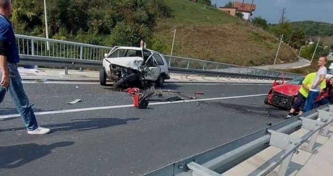 Strašna nesreća na ulazu u Sarajevo: U direktnom sudaru dva automobila poginula jedna osoba