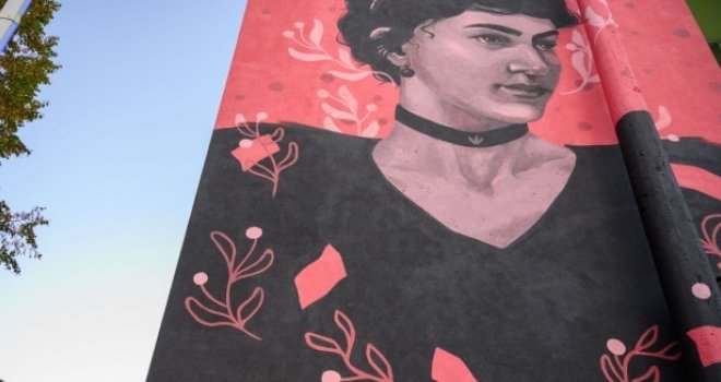Liderka ispred svog vremena: U Sarajevu otkriven mural Milene Mrazović, prve novinarke u Bosni i Hercegovini