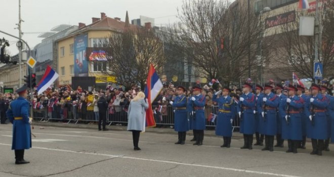 Završen defile u Banjaluci: Dodik zapjevao, iz mase se čulo 'Pravda', za kraj 'Marš na Drinu'