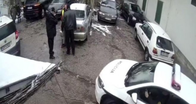 Sindikat FMUP-a: Službenik, koji je udarao mladića na parkingu, svojim ponašanjem narušio je ugled policije