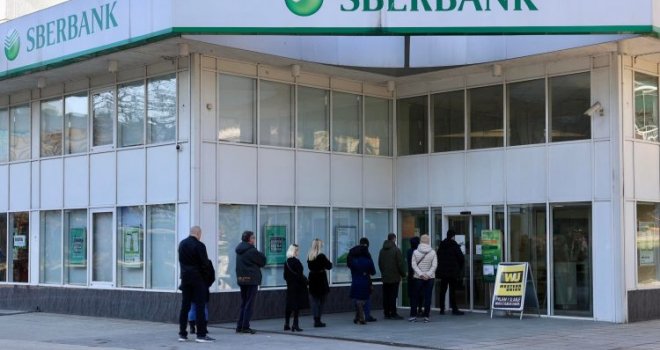 Gužva ispred Sberbanke u Sarajevu: 'Nisam uspjela podići novac koji godinama štedim, javiće mi kad da dođem'