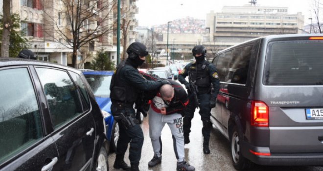Policijska akcija na Alipašinom Polju: Uhapšeni Bunar i Mikac, još pet osoba privedeno