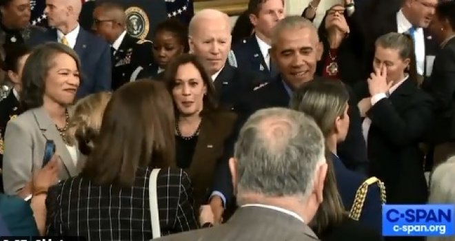 Izgubljen u Bijeloj kući: Joe Biden potpuno izignorisan kad je stigao Obama. Pogledajte kako je to izgledalo