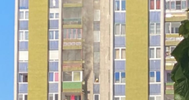 Drama u Sarajevu: Gorio stan u neboderu, vatrogasci na terenu