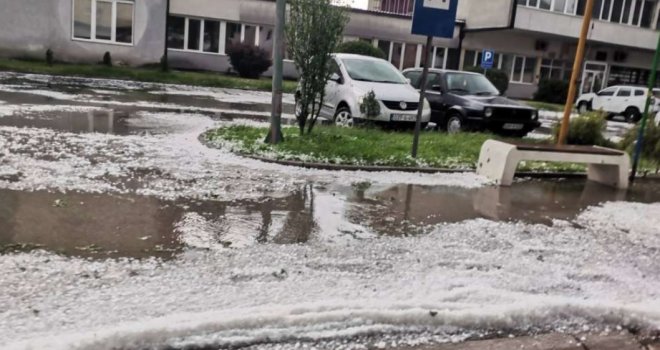 Veliko nevrijeme zahvatilo Busovaču: Ulice prekrivene ledom, poljoprivrednicima pričinjena velika šteta
