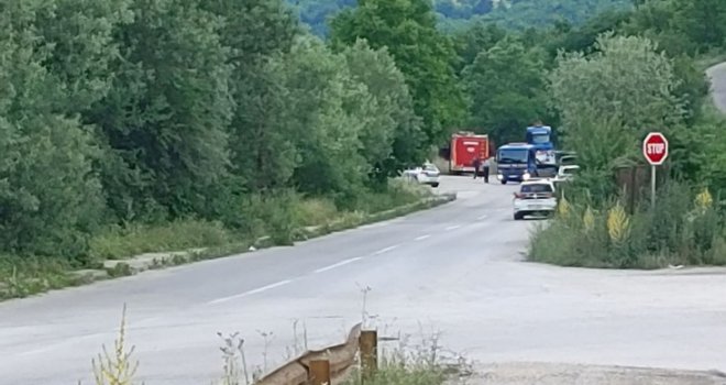 Detalji nesreće kod Trnova: Policajac stao da pozdravi majku koja je prodavala namirnice, a onda je naletjela Škoda...