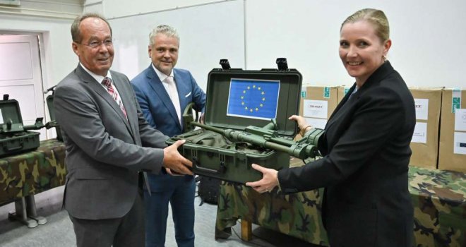 Posjeta ambasadora i vojnih zvaničnika EU okončana donacijom 150 detektora metala OSBiH