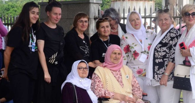 'Žene u crnom' u Srebrenici: 'Čitava Srbija je ofarbana i zalijepljena zidnim portretima ratnih zločinaca'