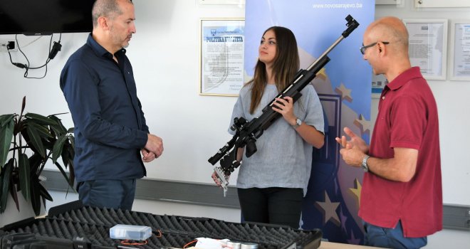 Načelnik Tanović uručio novu opremu Aji Basarić, državnoj reprezentativki u streljaštvu