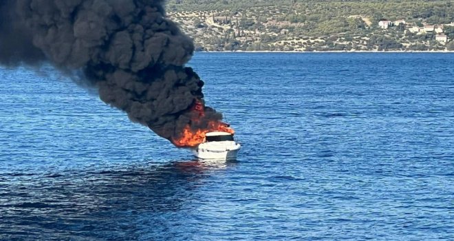 Putnici skakali u more kako bi spasili živu glavu: Blizu Brača odvijala se prava drama, izgorio je brod