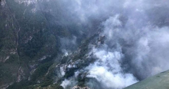 Veliki požar kod Gruda bukti i dalje, jak vjetar pravi probleme: U gašenju pomaže helikopter OS BiH 