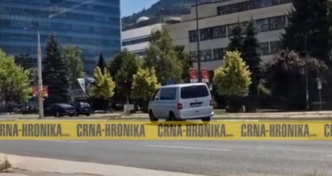 Pogledajte šta je uradio vozač kombija u Sarajevu: Suprotnim smjerom, preko šina do cilja... 