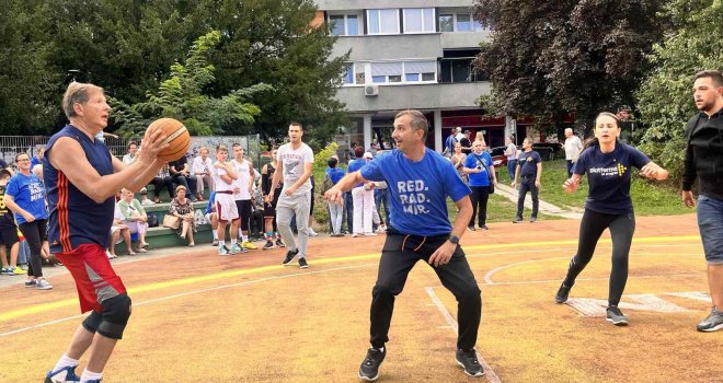 Ko je bio bolji: Hadžikadić u nesvakidašnjem izdanju, zaigrao basket sa građanima