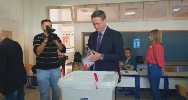 Denis Bećirović glasao u Tuzli pa poručio: 'Mislim da je dobro da političari danas što manje govore'