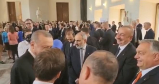 Snimka Vučića u Pragu postala viralna: Evo šta radi dok se drugi čelnici druže