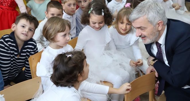Srđan Mandić se družio s mališanima u vrtiću 'Leptirić': Djeda Mraz, ples, pjesma i paketići djeci uljepšali praznike 