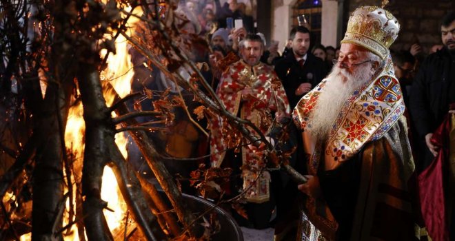 Uoči hrišćanskog Božića: U dvorištu Stare pravoslavne crkve u Sarajevu zapaljen badnjak