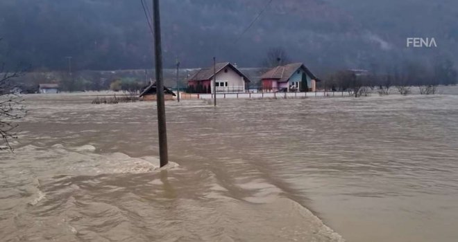 Poplave u Novom Pazaru: Tri muškaraca upala u vodu, jedan spašen