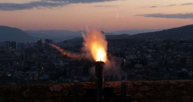 Pucanj ramazanskog topa sa sarajevske Žute tabije označio početaka mjeseca ramazana, sutra prvi dan posta