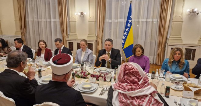 U zgradi Predsjedništva BiH Bećirović organizovao iftar: Njegova supruga plijenila pažnju u elegantnom izdanju 