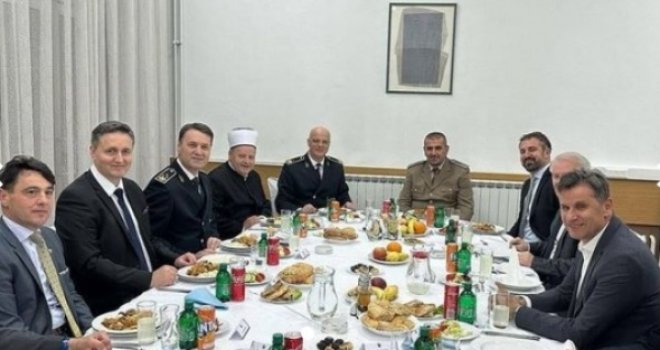 Svi zajedno na iftaru: Bećirović, Novalić, Stojanović, Lendo... Osmijeh na licima i dobro raspoloženje