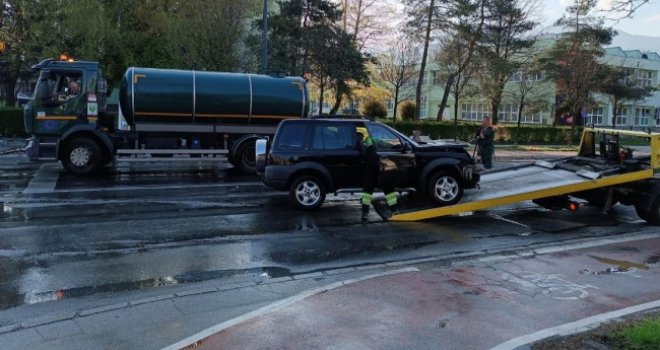 Teška nesreća u Sarajevu, na raskrsnici u Pofalićima: Tri osobe povrijeđene, jedan automobil završio na trotoaru