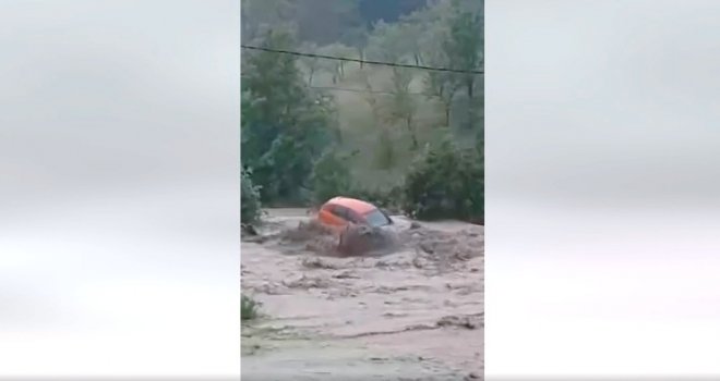 Kritična situcija u Sapni: Kiša ne prestaje, voda prodire u kuće, bujica nosi automobil...