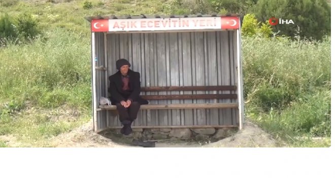 Muškarac na autobuskoj  stnici već 24 godine svaki dan čeka izgubljenu ljubav