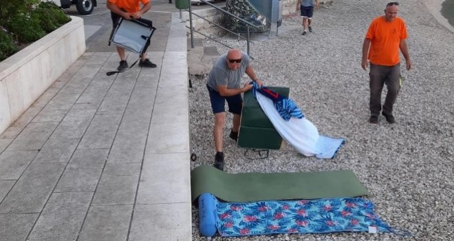 Džaba su ostavili peškire na plaži, komunalci rano jutros sve pokupili... Evo kolike kazne čekaju vlasnike