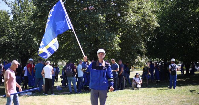 Zenički rudari stigli pred Vladu FBiH, počeli protesti